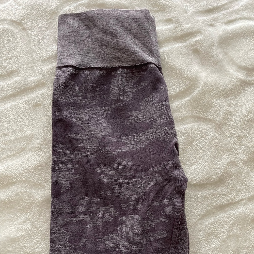 Gymshark Adapt Camo Seamless Leggings, size Small, Berry Red